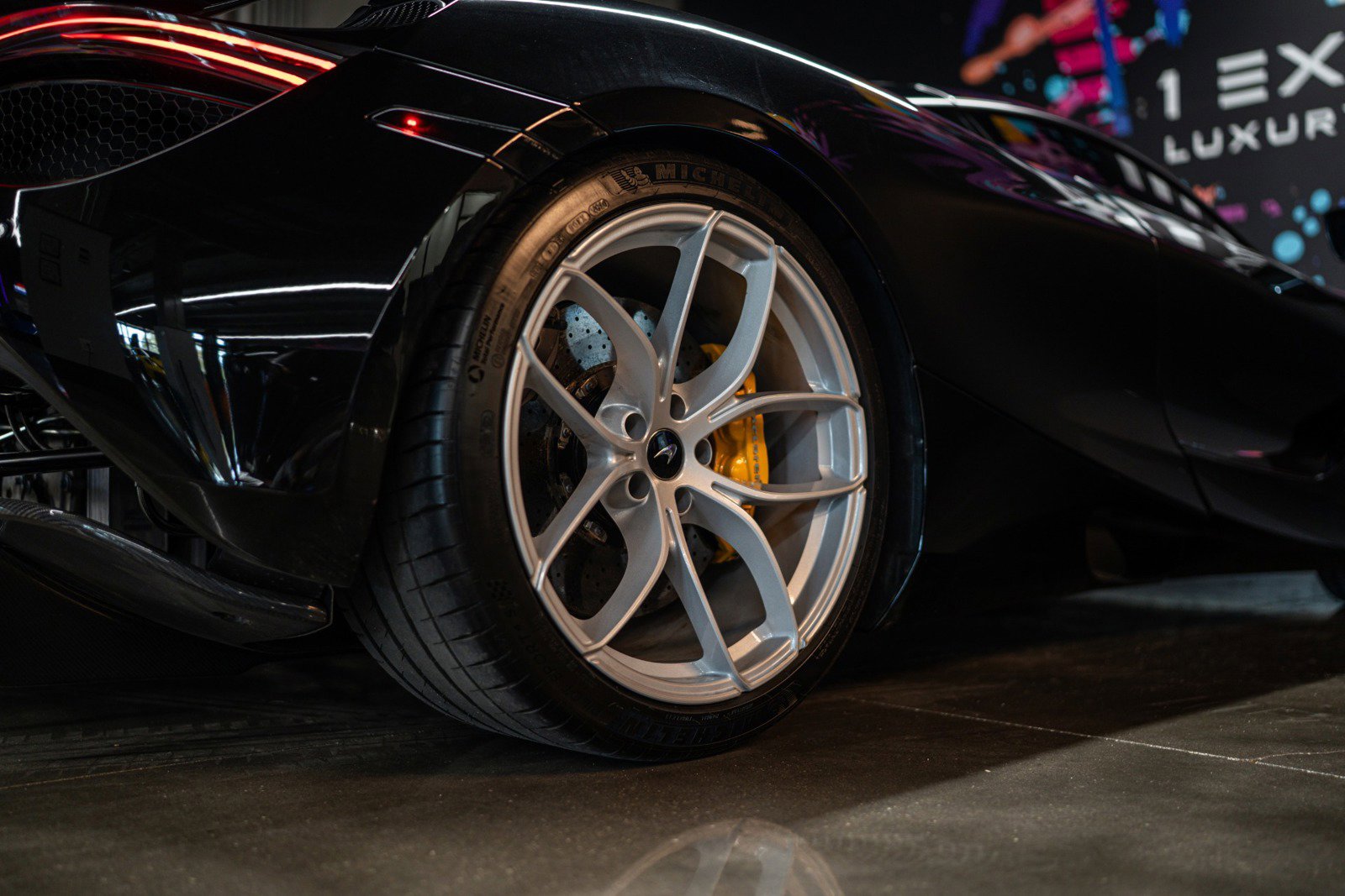 Used 2018 McLaren 720S image 17