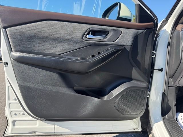 Used 2023 Nissan Rogue SV image 14