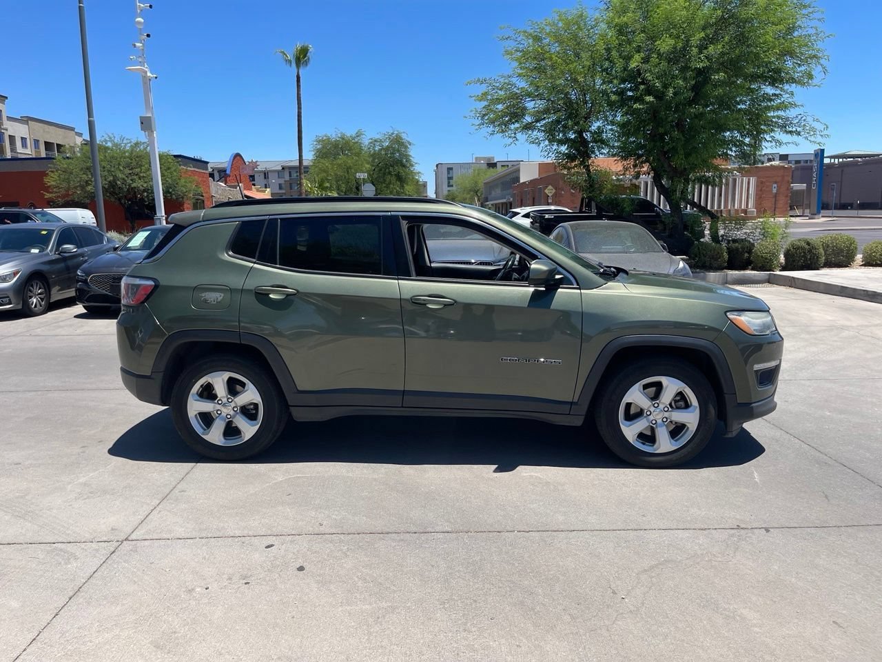 Used 2019 Jeep Compass Latitude FWD image 3