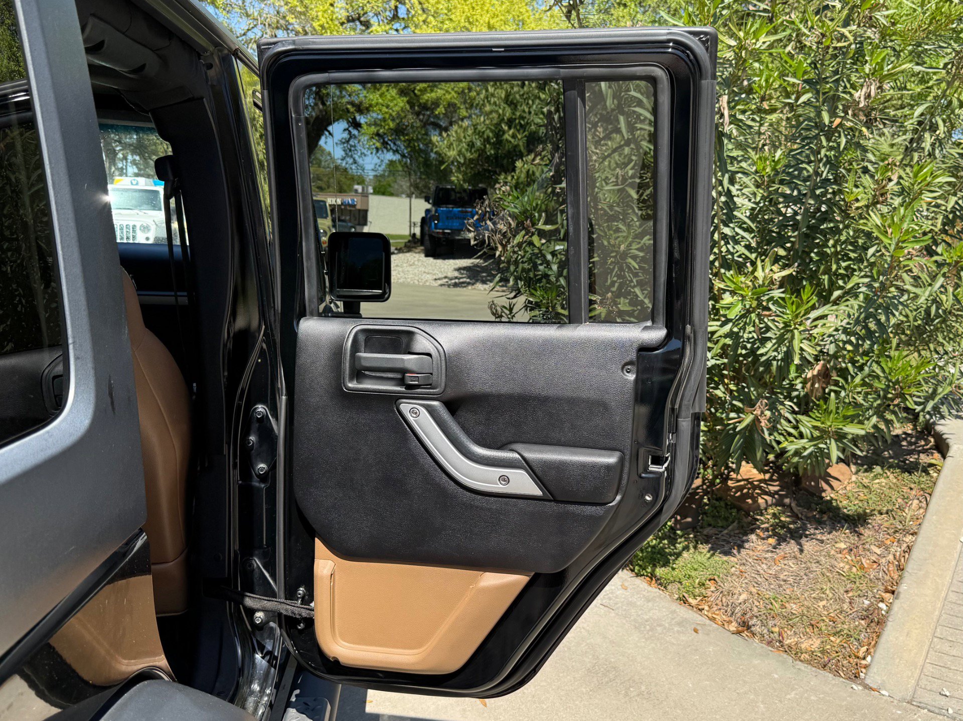 Used 2011 Jeep Wrangler Unlimited Rubicon w/ Connectivity Group image 40