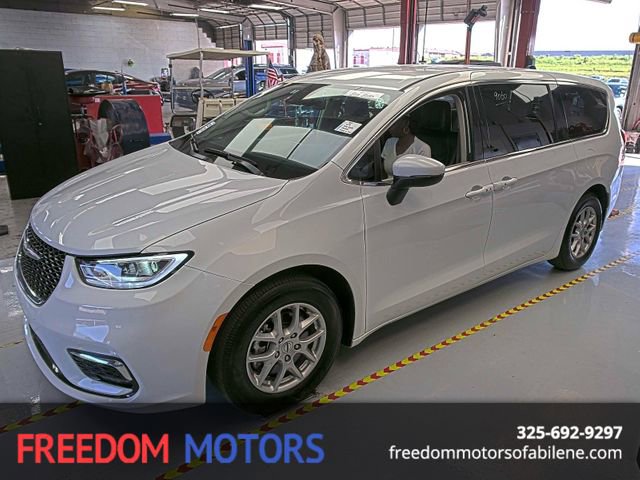 Used 2023 Chrysler Pacifica Touring-L image 1