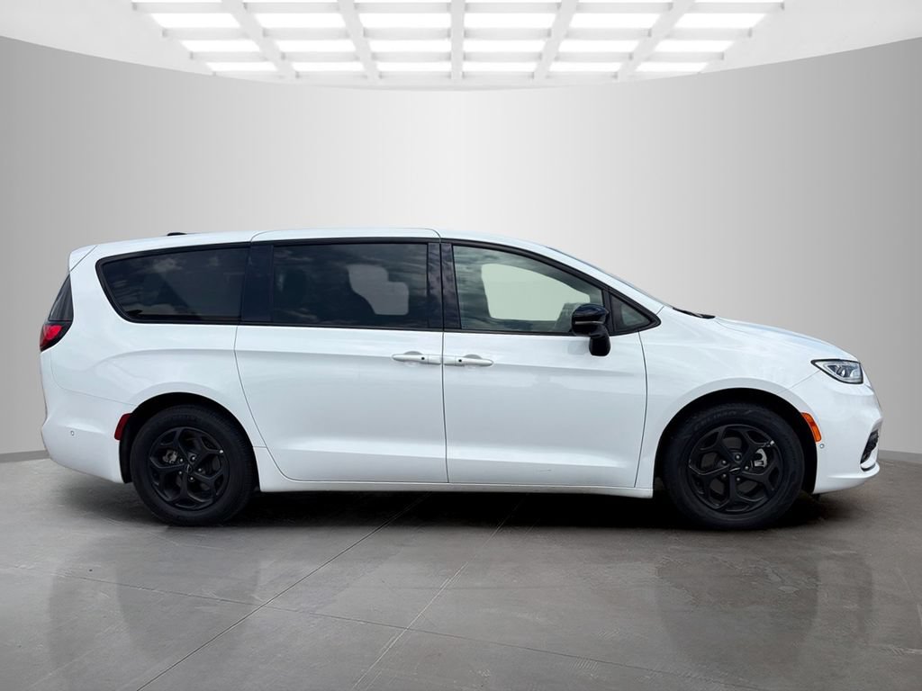 Used 2024 Chrysler Pacifica Limited FWD image 2