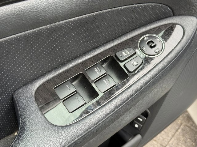 Used 2013 Hyundai Genesis 3.8 image 10
