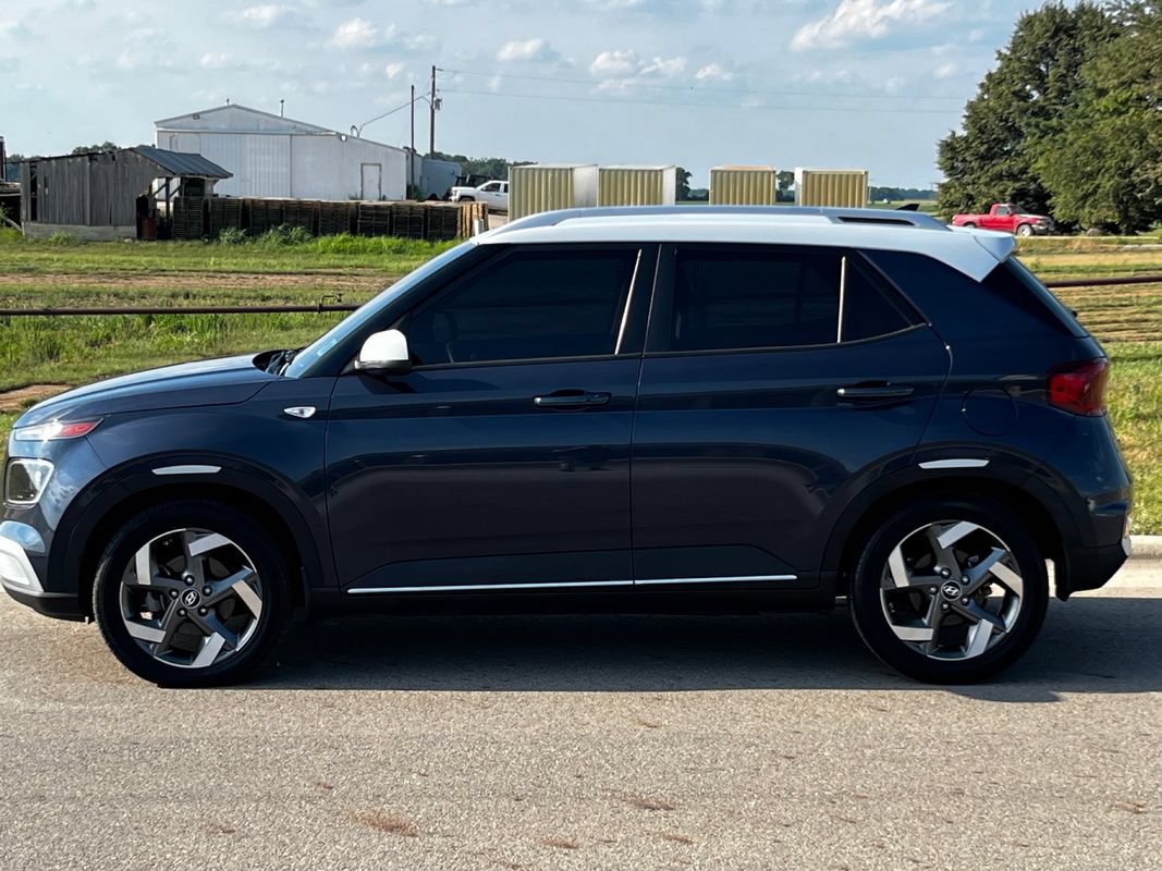 Used 2022 Hyundai Venue Limited FWD image 2