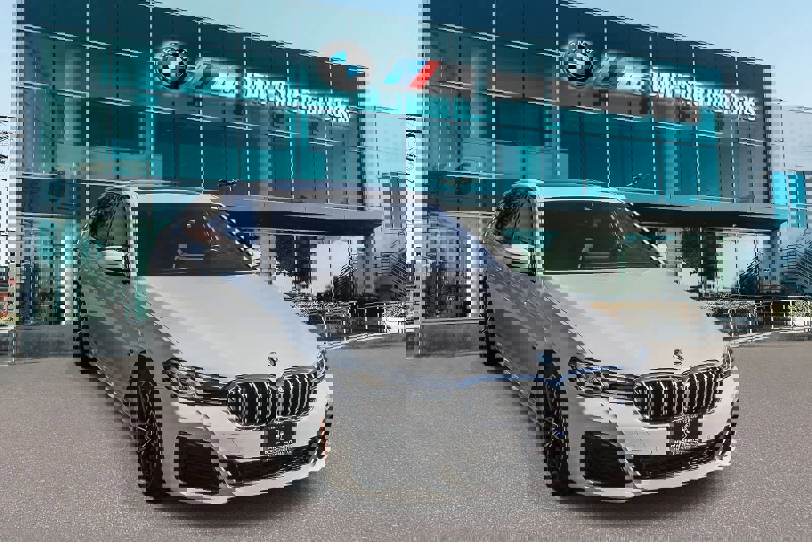 Certified 2023 BMW 530e w/ M Sport Package image 3