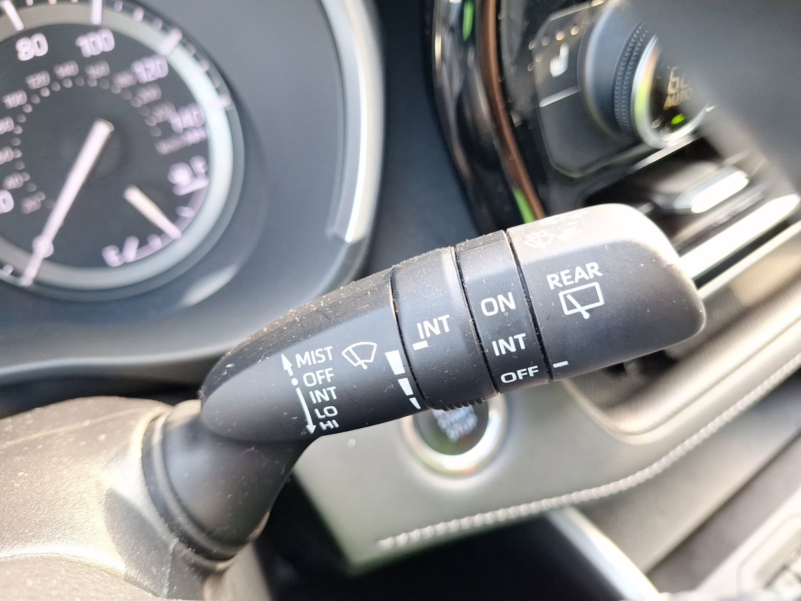 Used 2020 Toyota Highlander XLE FWD image 23