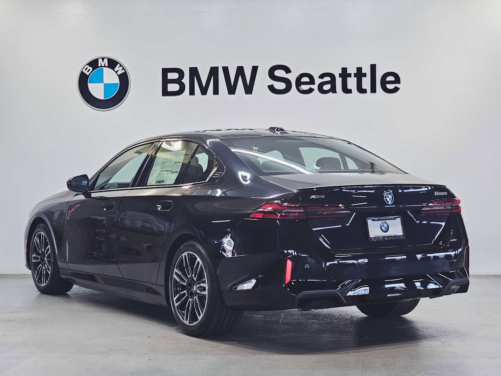 New 2026 BMW 550e xDrive image 4