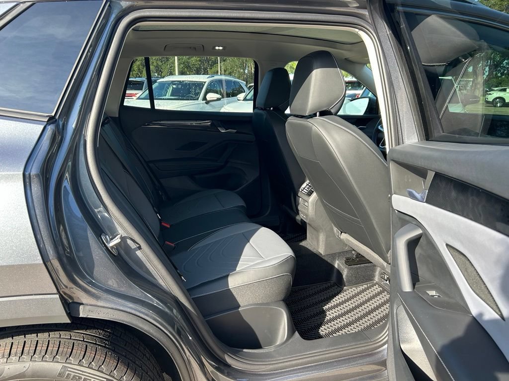 New 2026 Volkswagen Tiguan SE FWD image 38