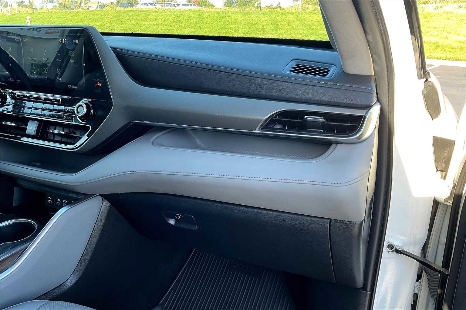 Used 2022 Toyota Highlander Limited image 19
