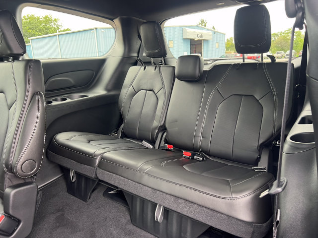 New 2027 Chrysler Pacifica Select AWD/4WD image 7