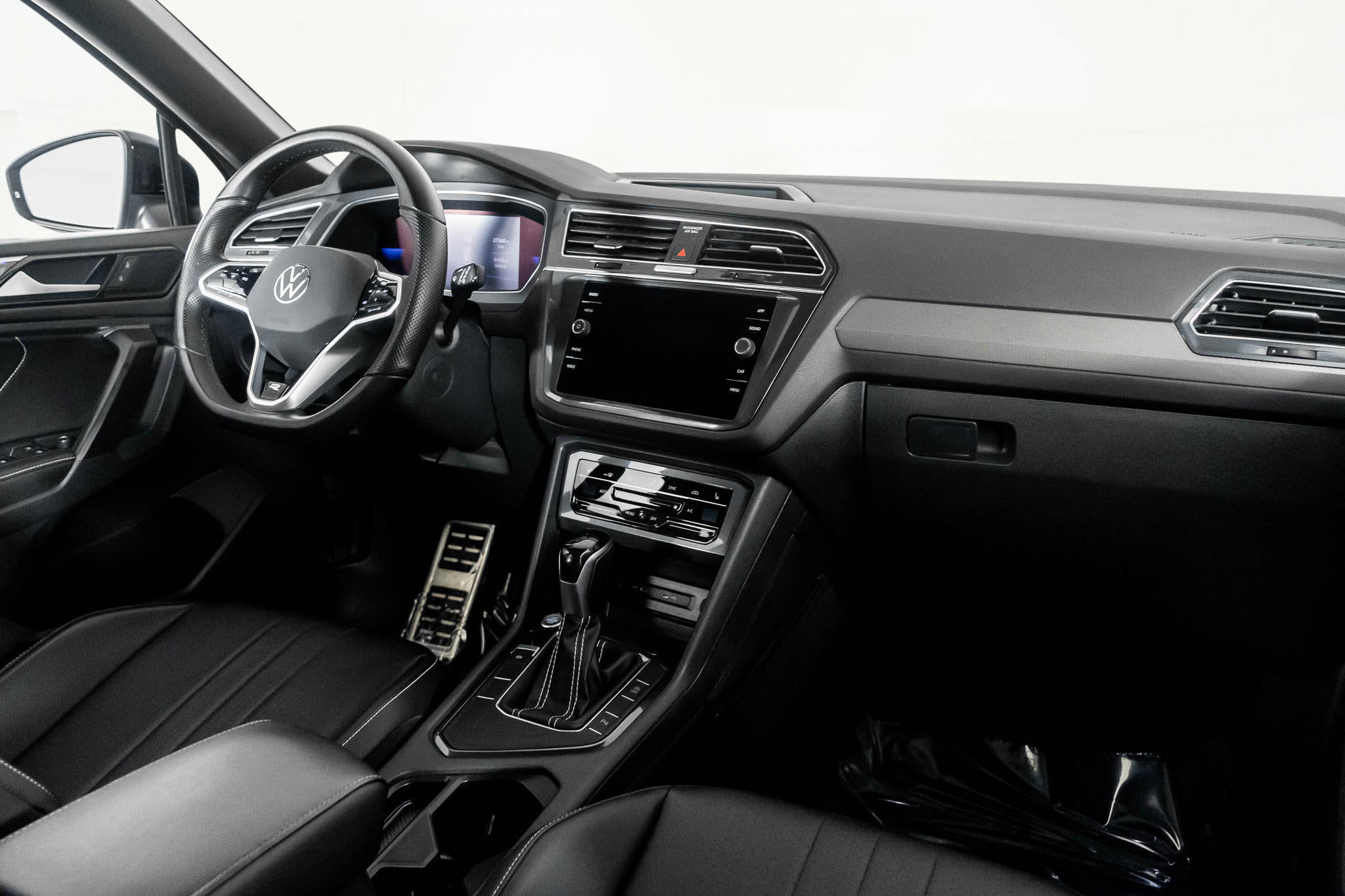 Used 2022 Volkswagen Tiguan SE R-Line image 48