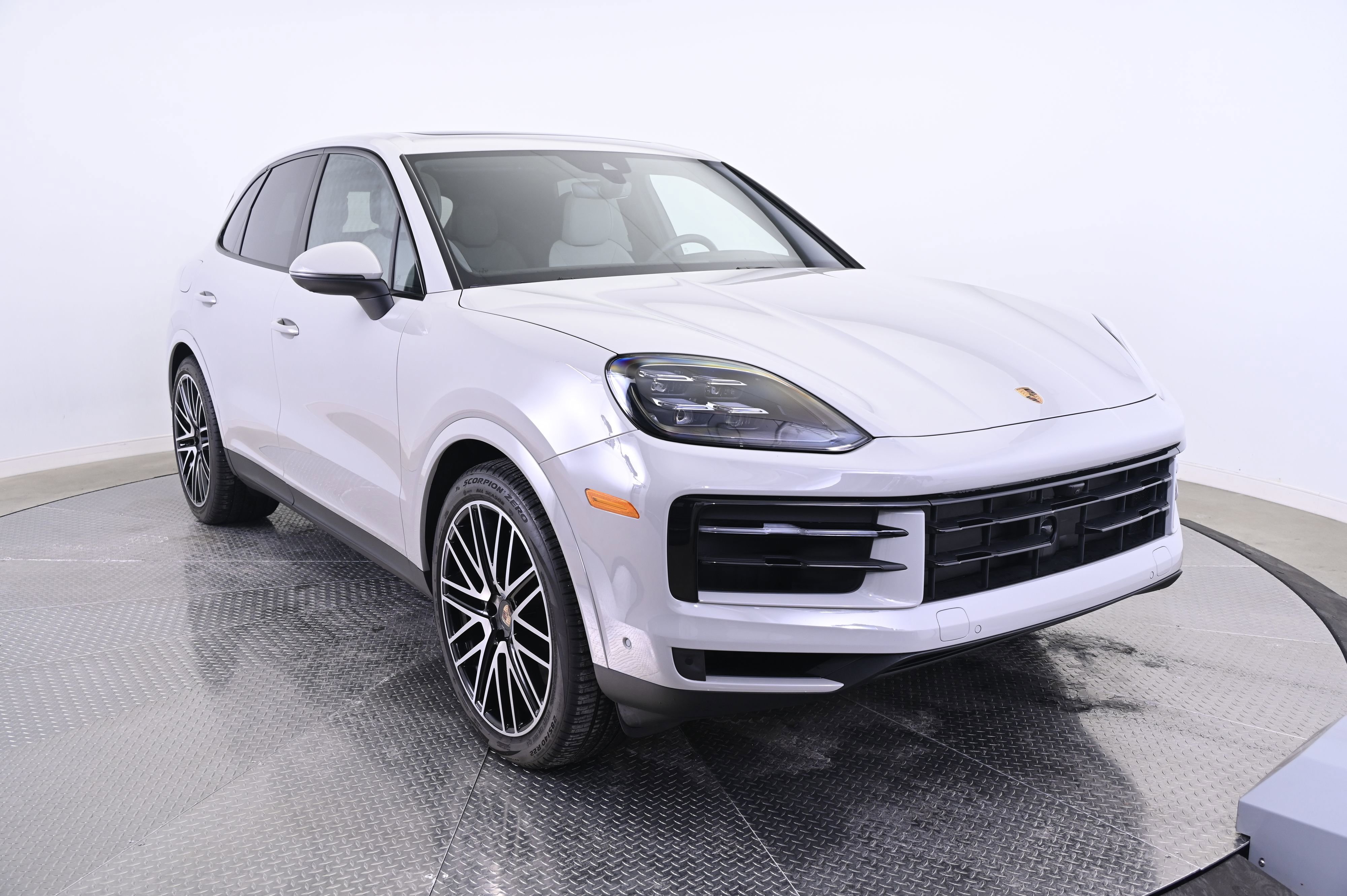 Used 2025 Porsche Cayenne image 9