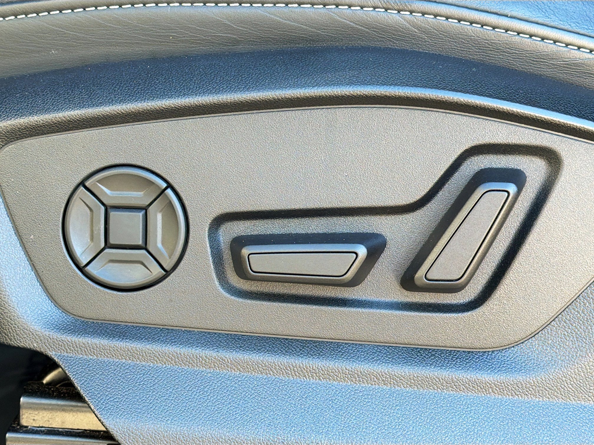 Used 2022 Audi Q8 Premium w/ Convenience Package image 25