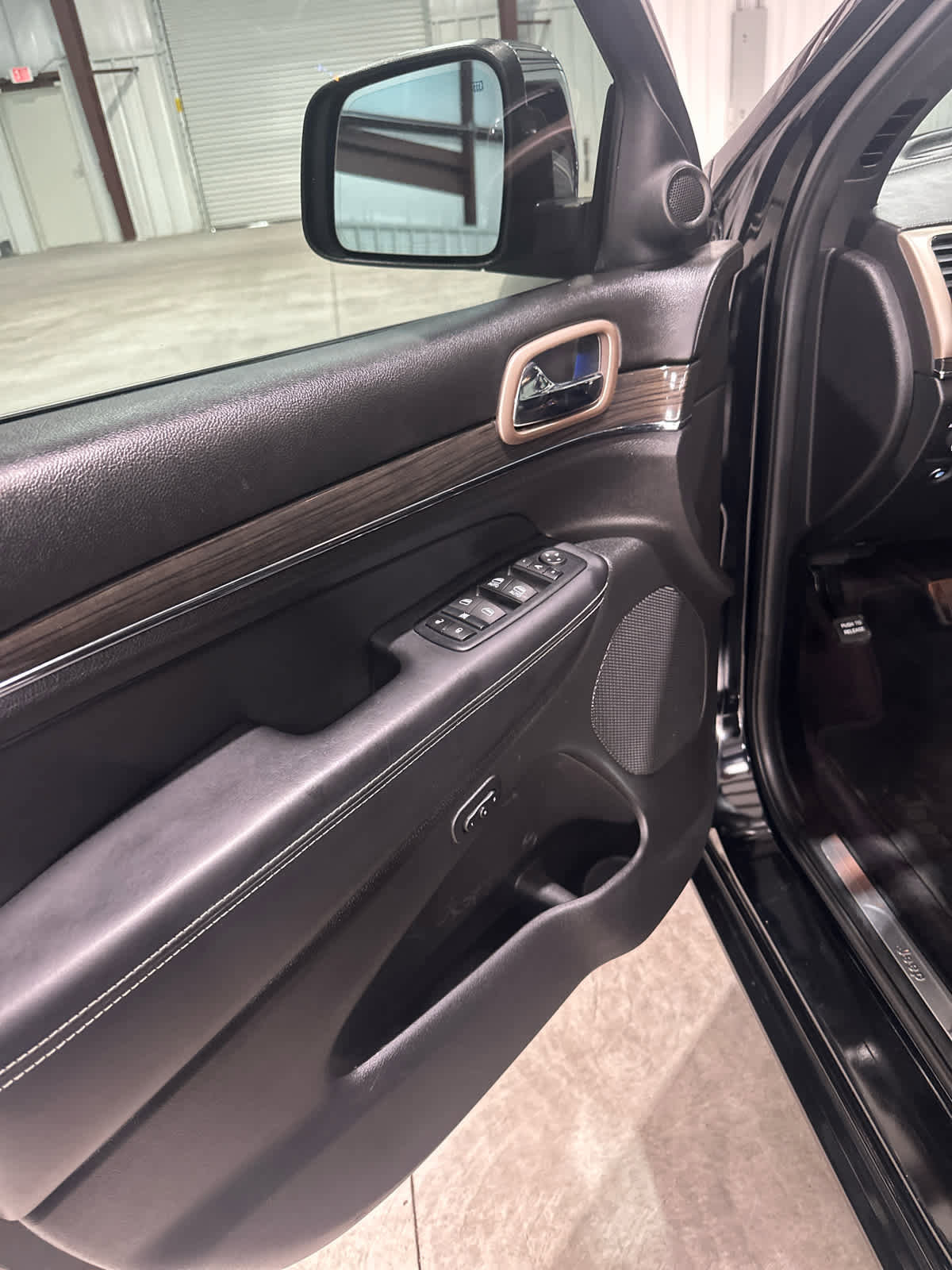 Used 2017 Jeep Grand Cherokee Overland AWD/4WD image 16