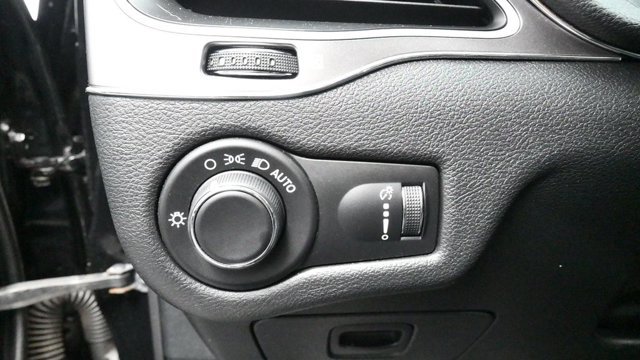 Used 2020 Jeep Cherokee Latitude FWD image 19