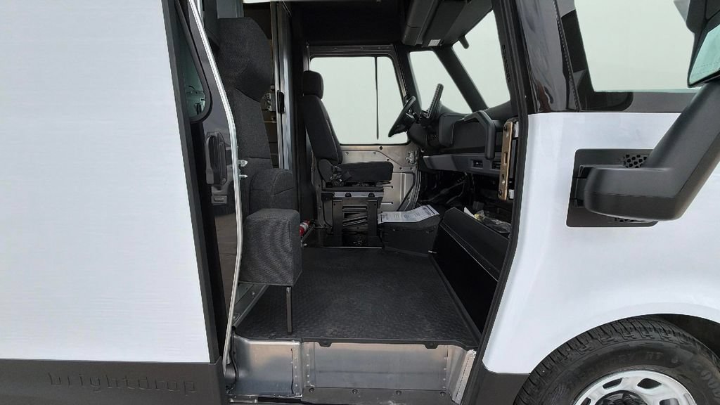 Used 2024 Chevrolet Brightdrop 400 w/ Commercial Equipment Package AWD/4WD image 32