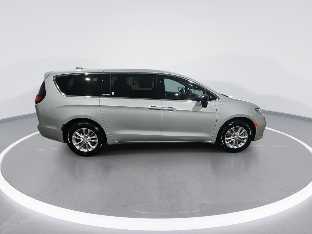 New 2026 Chrysler Pacifica Select AWD/4WD image 9