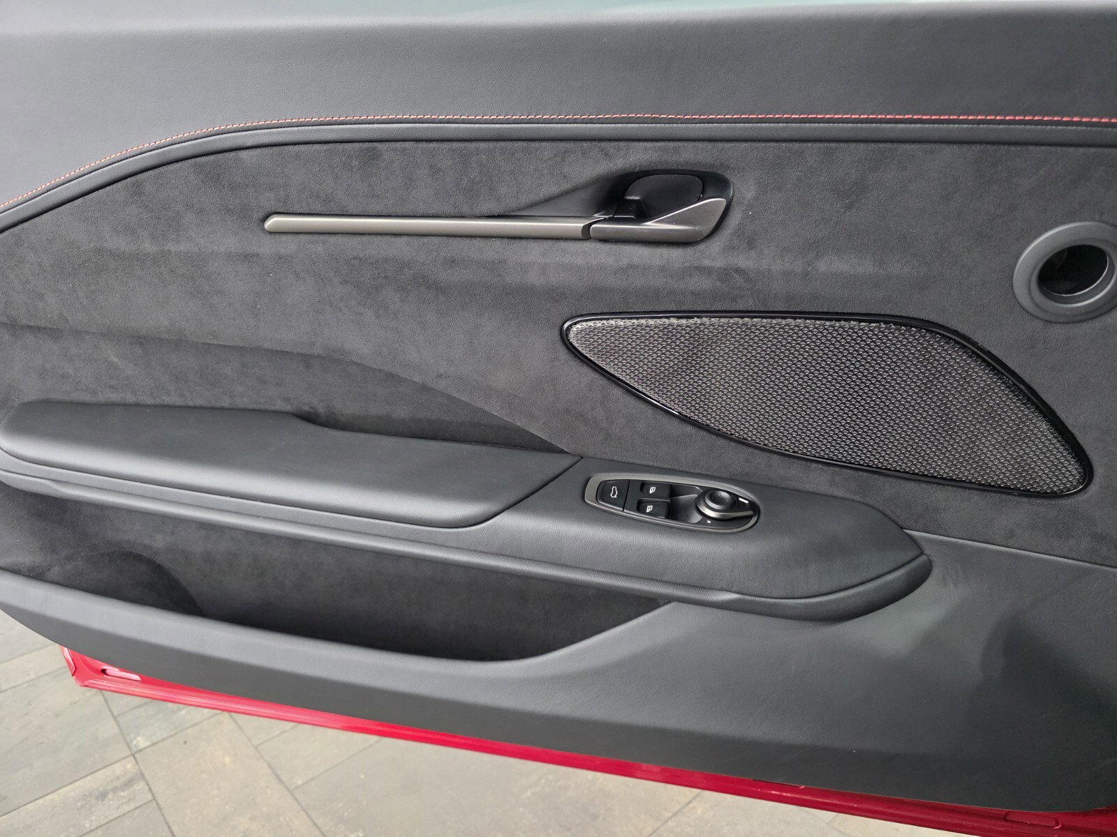 Used 2025 Aston Martin V8 Vantage Coupe image 16