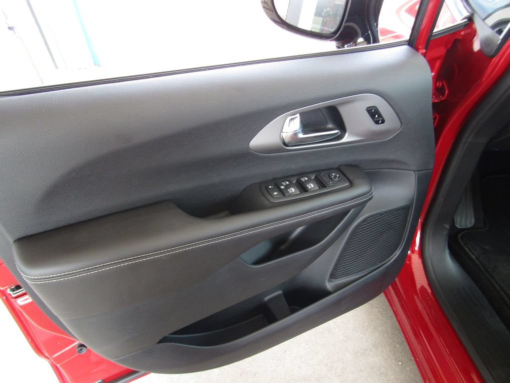 New 2027 Chrysler Pacifica Select FWD image 22