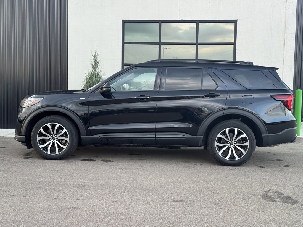 Used 2025 Ford Explorer ST-Line image 2