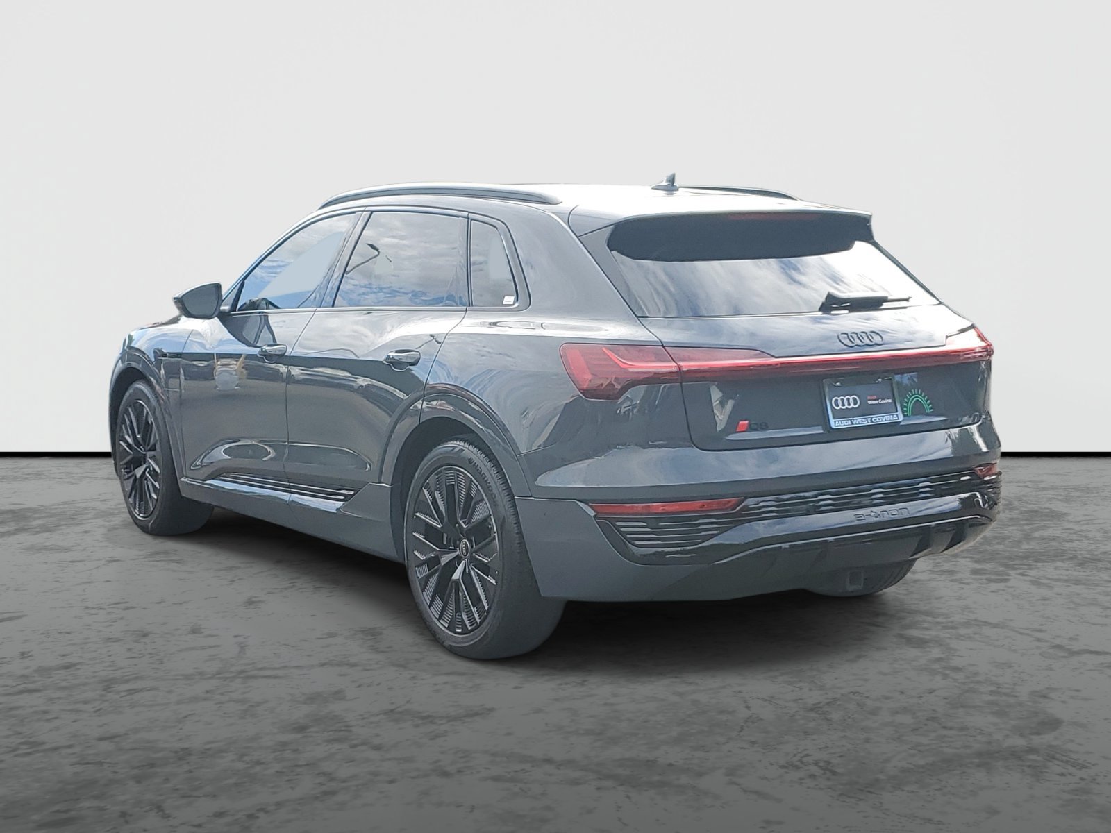 Used 2024 Audi Q8 e-tron Premium Plus AWD/4WD image 3