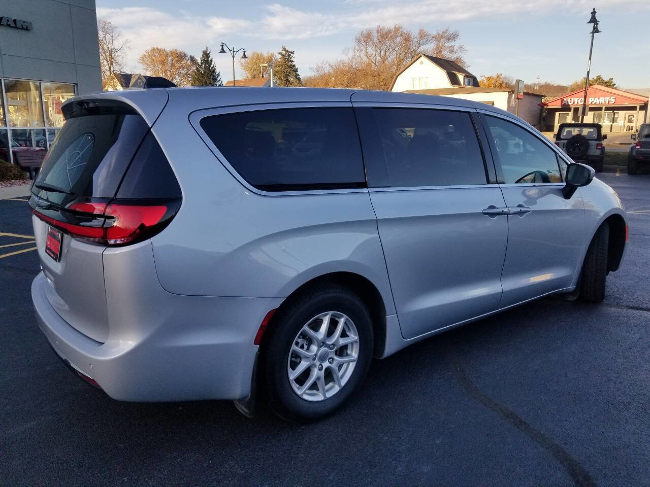 Certified 2023 Chrysler Pacifica Touring image 7