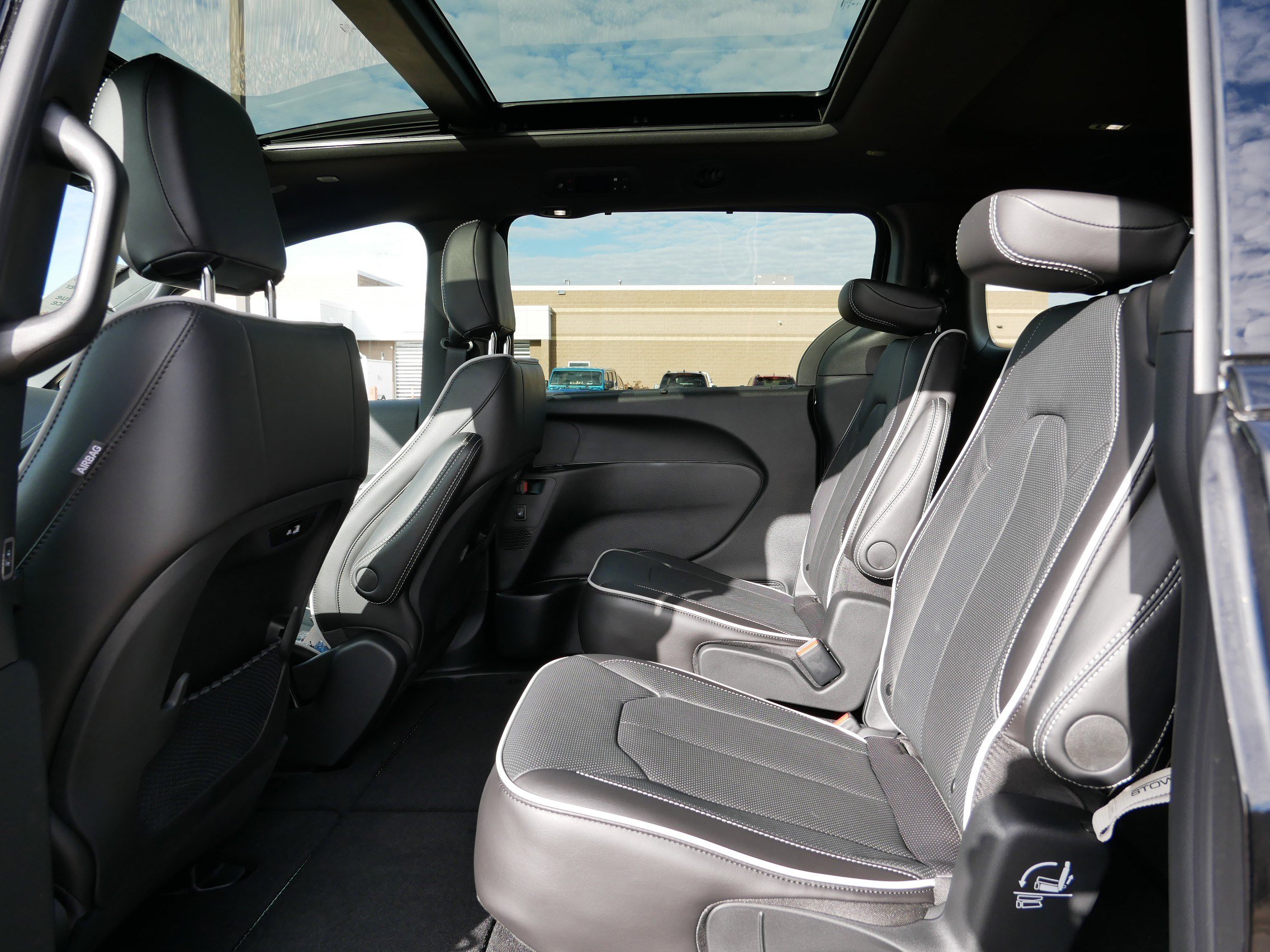 New 2026 Chrysler Pacifica Limited w/ S Appearance Package image 7