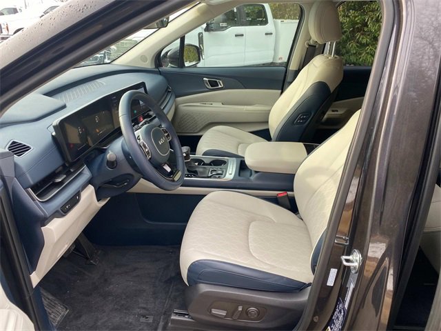 Used 2025 Kia Carnival EX image 12