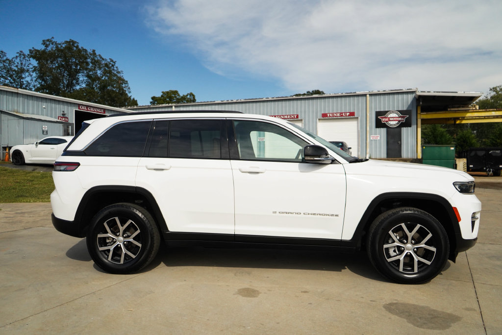 Used 2025 Jeep Grand Cherokee Limited AWD/4WD image 3
