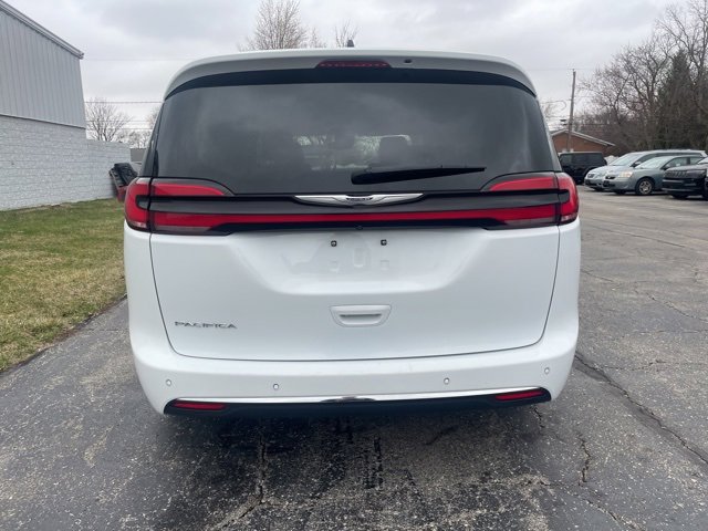 Used 2024 Chrysler Pacifica Touring-L image 12