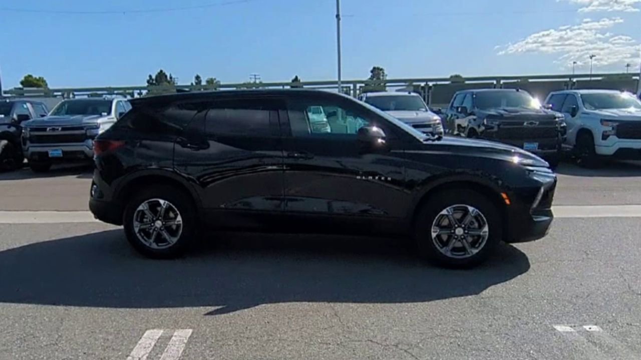 Certified 2025 Chevrolet Blazer LT AWD/4WD image 9