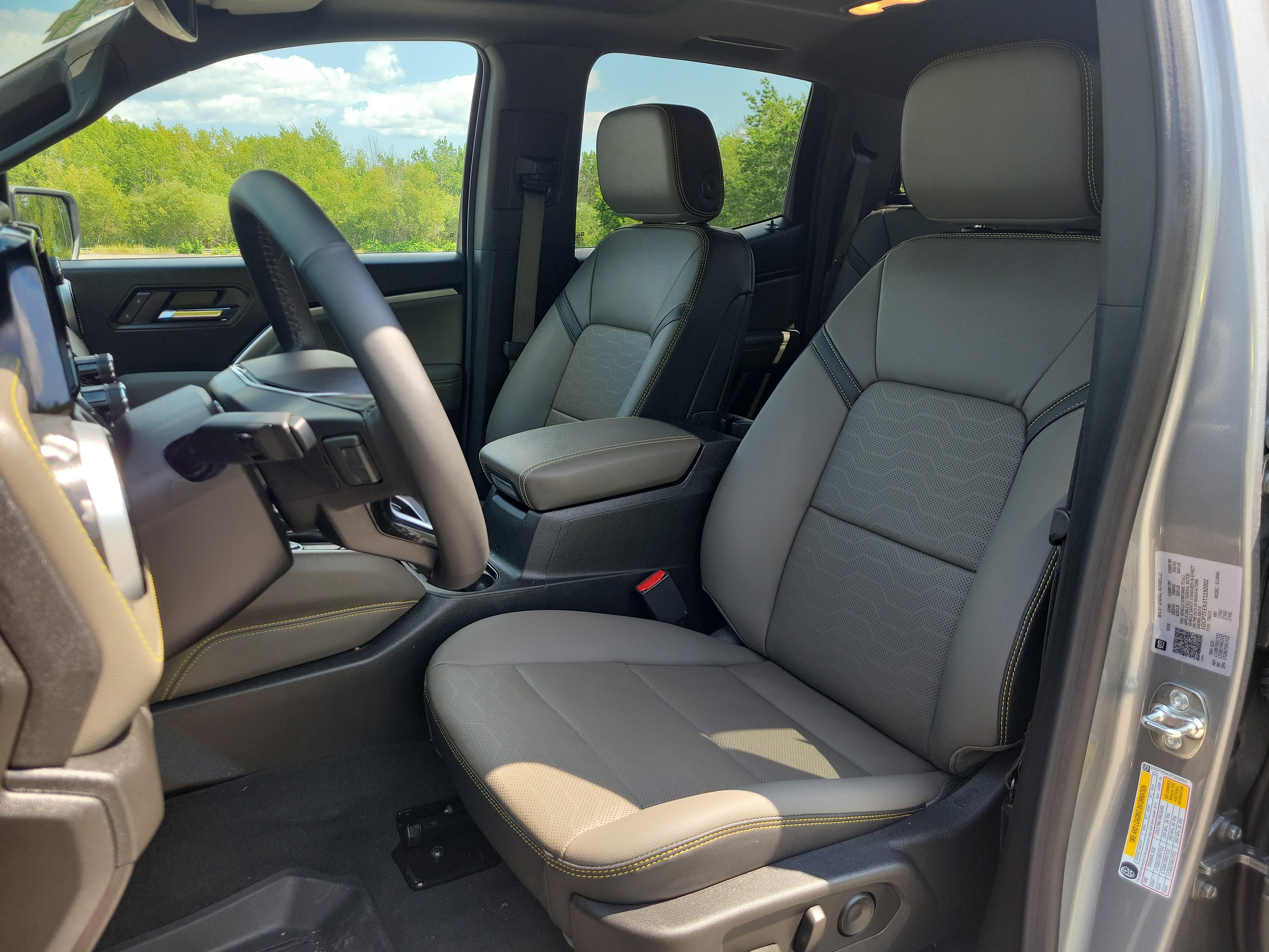 Used 2026 Chevrolet Colorado ZR2 w/ Technology Package AWD/4WD image 14