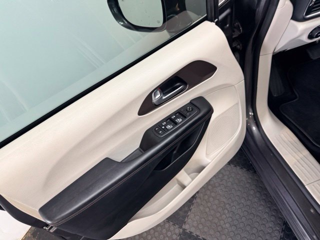 Used 2018 Chrysler Pacifica Touring-L Plus w/ Advanced Safetytec Group FWD image 17