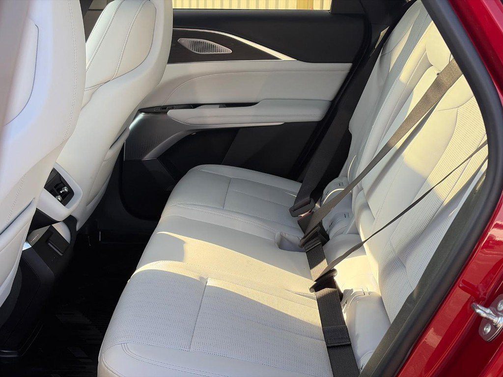 Used 2024 Cadillac Lyriq Luxury AWD/4WD image 10