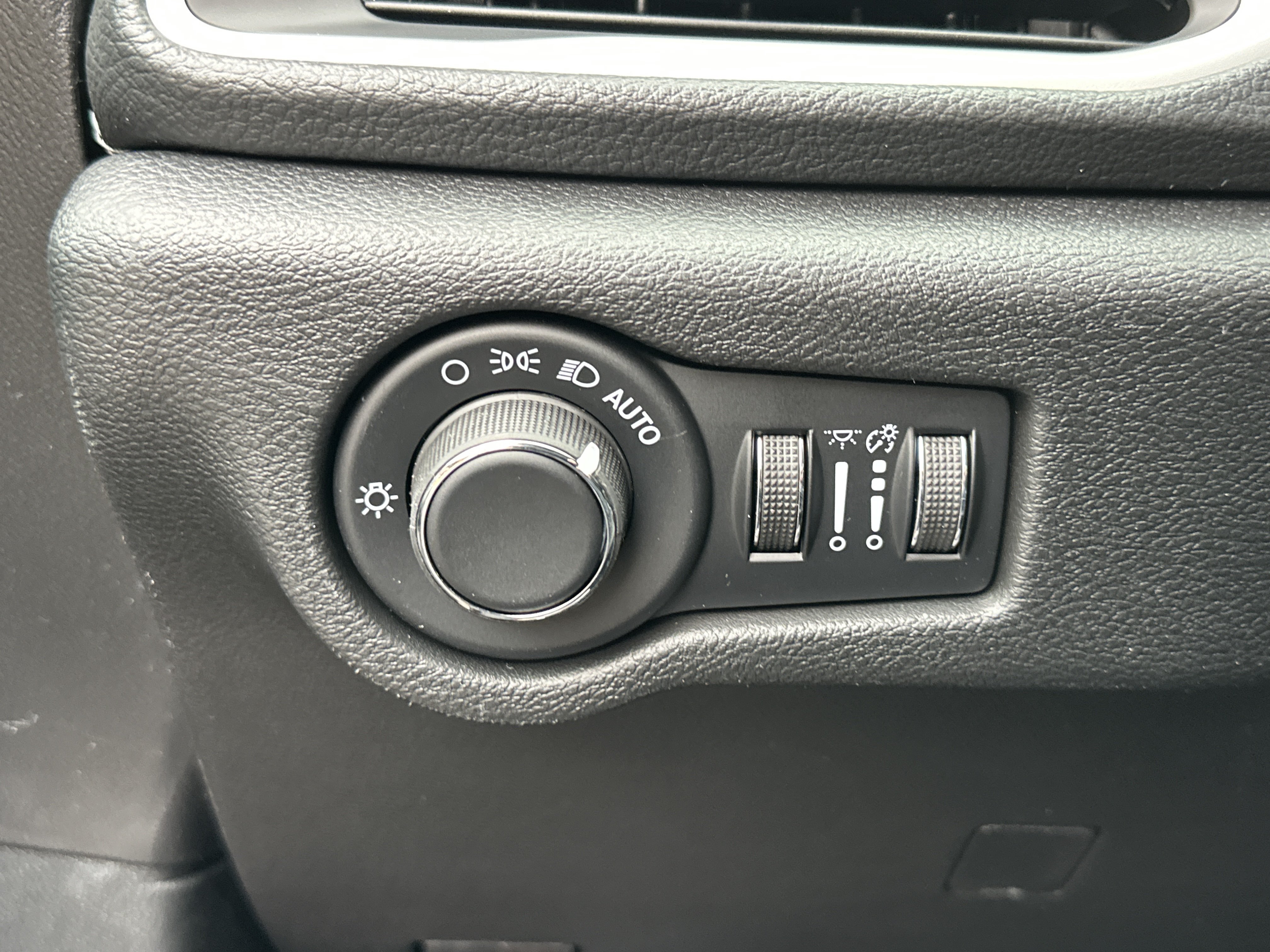 New 2027 Chrysler Pacifica Select FWD image 11