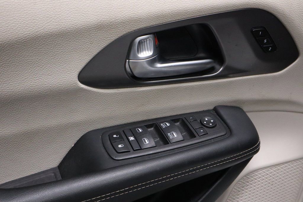 Used 2024 Chrysler Pacifica Touring-L image 22