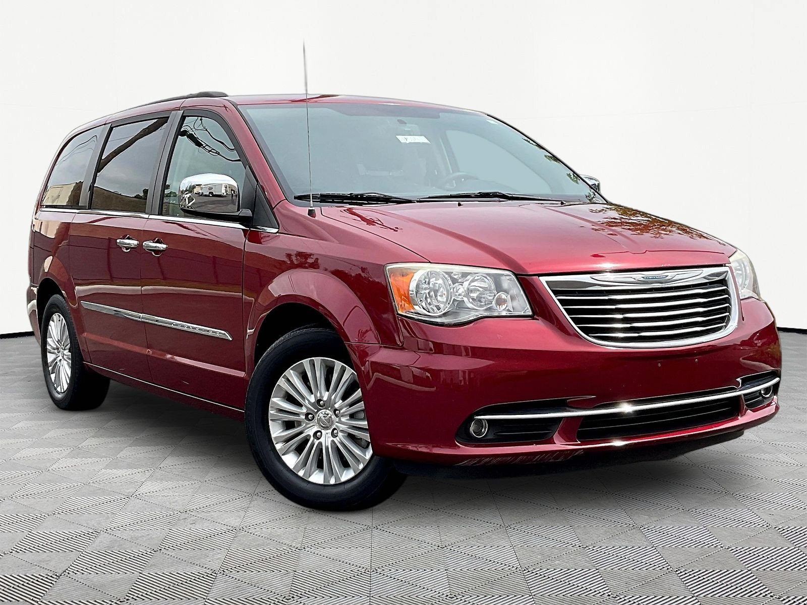 Used 2013 Chrysler Town & Country Touring-L w/ Premium Group FWD image 3