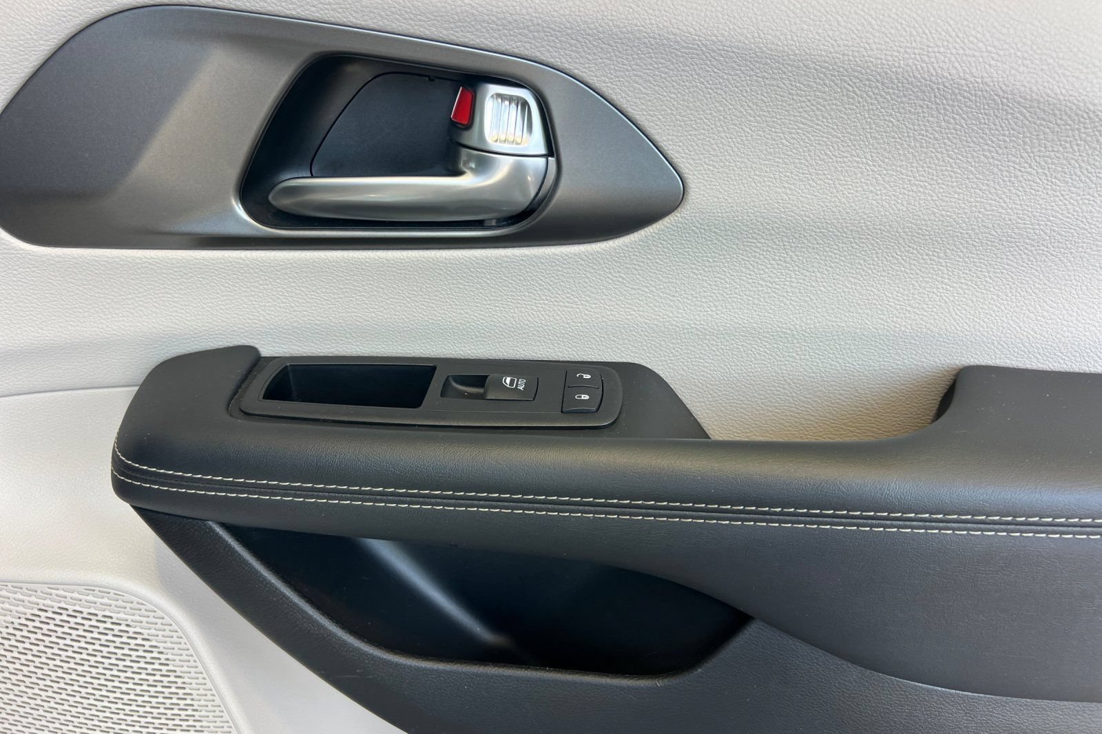 Used 2024 Chrysler Pacifica Limited FWD image 21