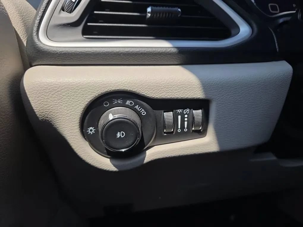 Used 2023 Chrysler Pacifica Touring-L FWD image 21