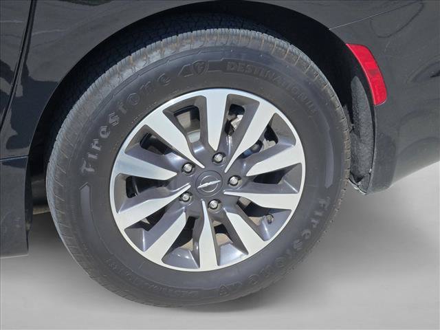 Used 2023 Chrysler Pacifica Limited FWD image 15