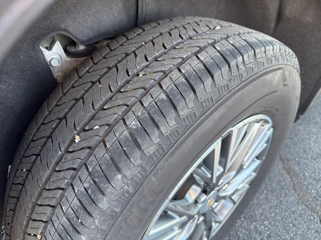 Used 2025 Chevrolet Traverse LT image 12