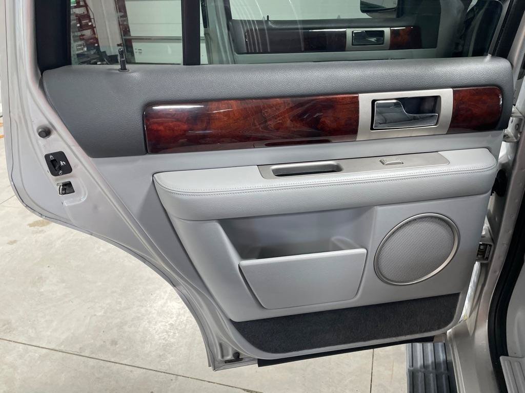 Used 2005 Lincoln Navigator Luxury AWD/4WD image 16