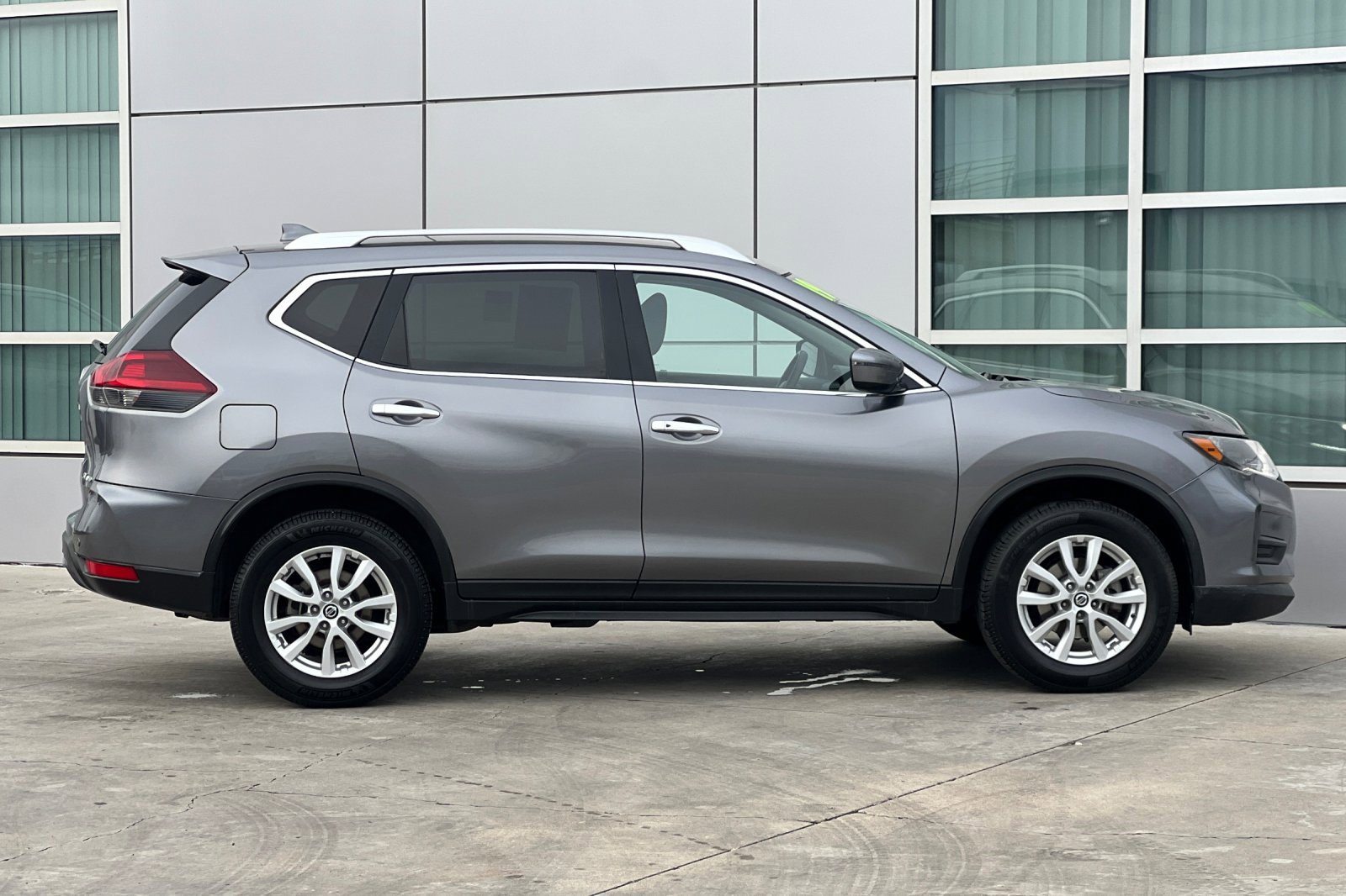 Used 2019 Nissan Rogue SV image 3