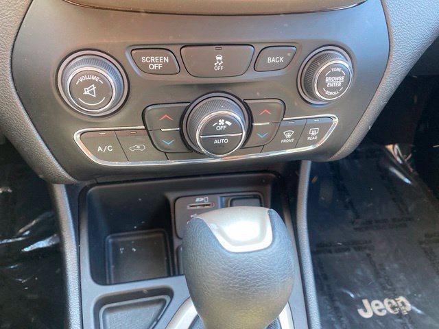 Used 2017 Jeep Cherokee Latitude w/ Comfort/Convenience Group FWD image 13