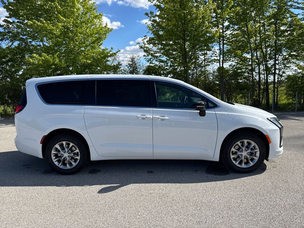 New 2027 Chrysler Pacifica Select AWD/4WD image 5