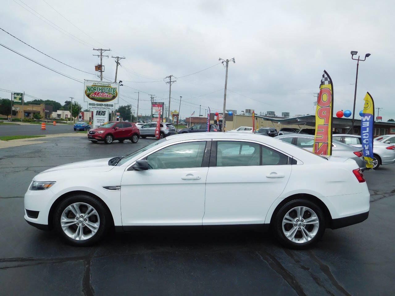 Used 2016 Ford Taurus SE FWD image 2