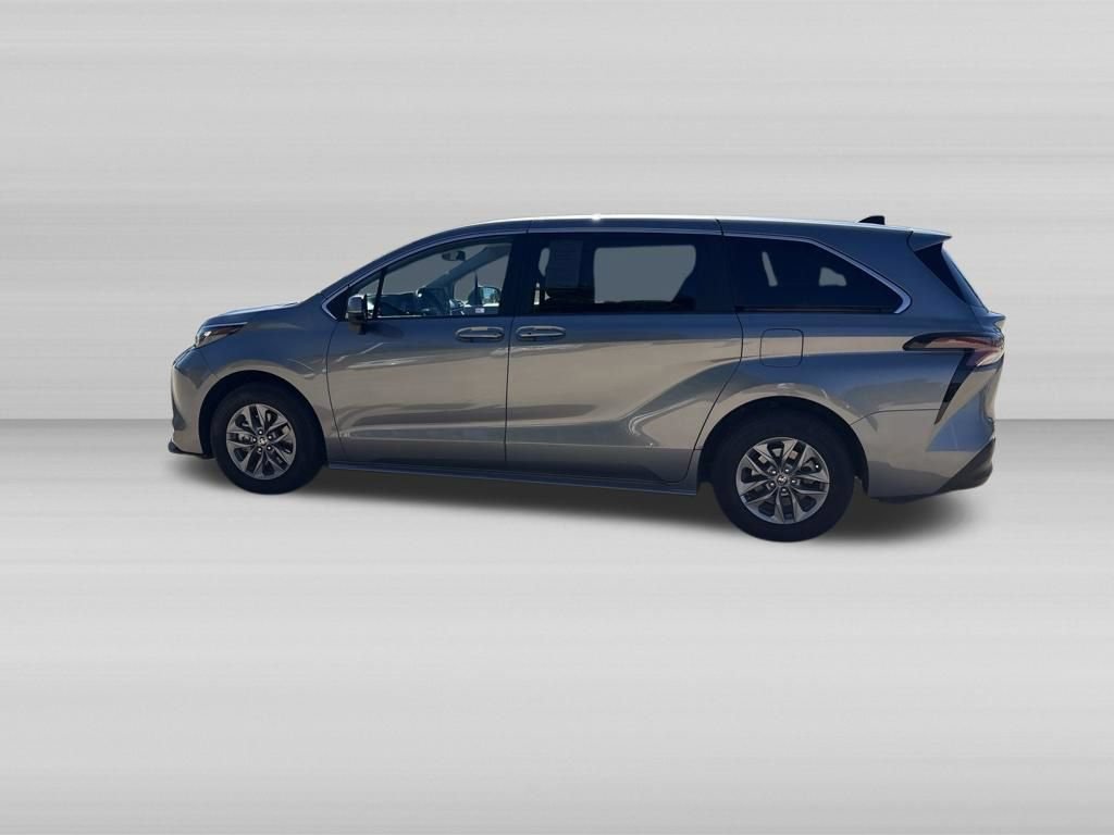 Used 2026 Toyota Sienna LE FWD image 8