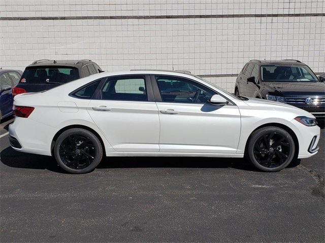 New 2025 Volkswagen Jetta SE image 2