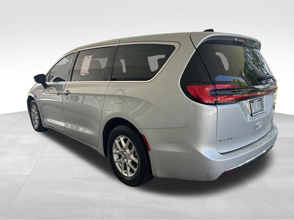 Used 2024 Chrysler Pacifica Touring-L FWD image 4