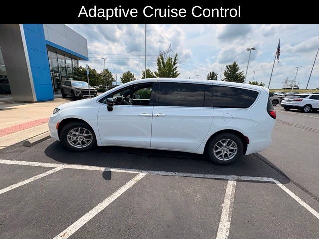 Used 2025 Chrysler Pacifica Select FWD image 2
